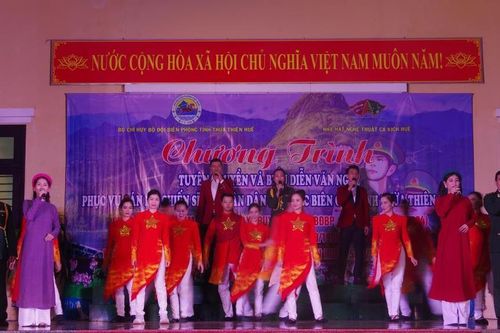 Biểu diễn văn nghệ phục vụ cán bộ, chiến sĩ và nhân dân khu vực biên giới tỉnh Thừa Thiên Huế