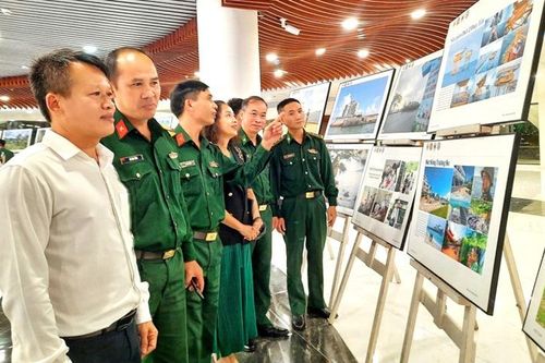 Triển lãm ảnh 'Nét đẹp người chiến sĩ' tại Đà Nẵng