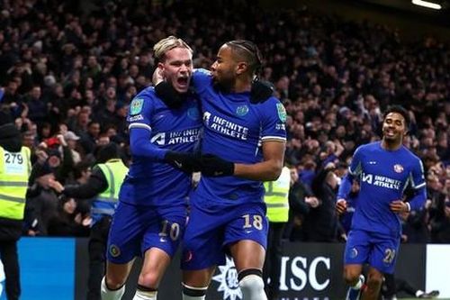 Chelsea thắng kịch tính trước Newcastle