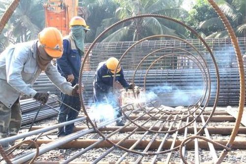 Công nhân 'đội nắng' hơn 40 độ đẩy nhanh tiến độ đường Vành đai 3 TPHCM