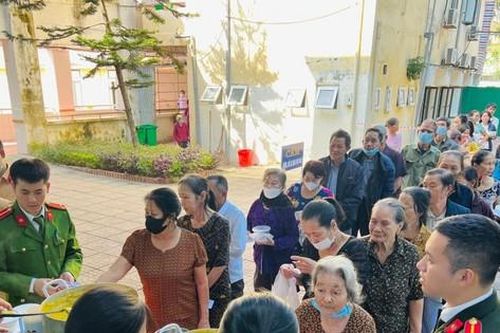Tuổi trẻ công an Hà Tĩnh nấu cháo cho bệnh nhân nghèo