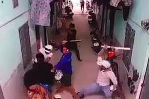 Không ưa bạn cùng phòng trọ, cha bảo con kéo người đến đánh dằn mặt
