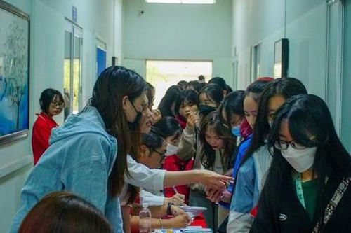 Phó hiệu trưởng một trường đại học bị tố dùng bằng tiến sĩ chưa được công nhận