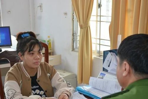 Giận chồng, cho con trai mới sinh vào thùng nhựa thả xuống sông