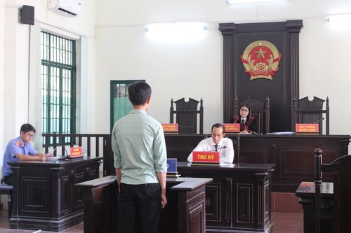 Không chấp hành đo nồng độ cồn, đánh Cảnh sát giao thông