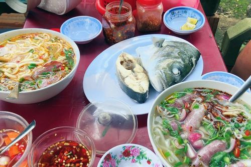 Bánh canh cá, mực bình dân giá đến 200 nghìn đồng/tô, khách xếp hàng chờ ăn