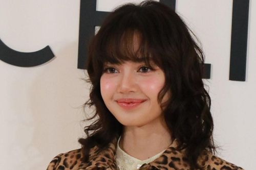 Lisa mái tóc xoăn lạ lẫm, gây sốt khi chụp cùng diễn viên Park Bo Gum