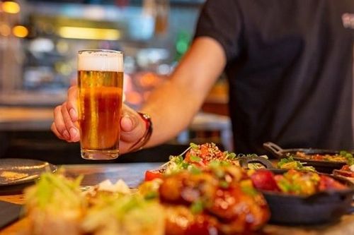 Nên ăn trước khi uống rượu, trong khi uống rượu hay sau khi uống rượu?