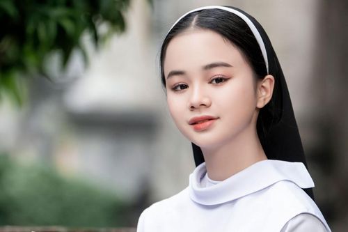 Maika Ngọc Khánh khoe chất giọng trong trẻo qua MV mừng Giáng sinh