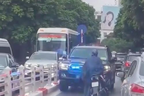 Nếu nghi ngờ xe biển xanh hú còi đi sai, báo CSGT thay vì chặn đầu bắt lùi