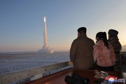 Chùm ảnh Triều Tiên phóng tên lửa đạn đạo xuyên lục địa Hwasong-18