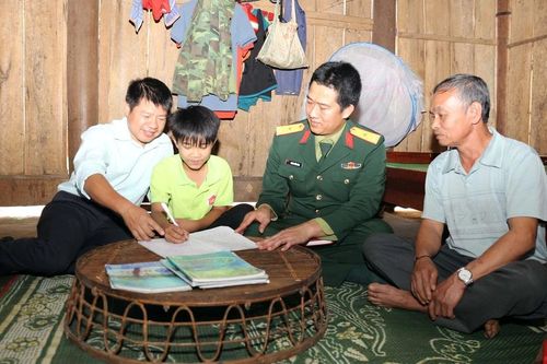 Cán bộ, chiến sĩ nâng bước em tới trường
