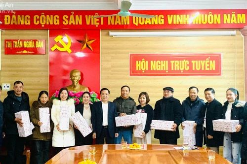 Huyện Nghĩa Đàn tặng quà 29 đảng viên là người công giáo nhân dịp Giáng sinh