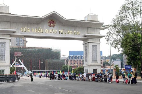 Khoảng 6.000 lượt người xuất nhập cảnh mỗi ngày qua Cửa khẩu Quốc tế Lào Cai
