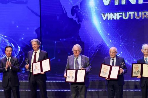 VinFuture 2023: Vinh danh phát minh sản xuất Năng lượng Xanh bằng pin Mặt Trời