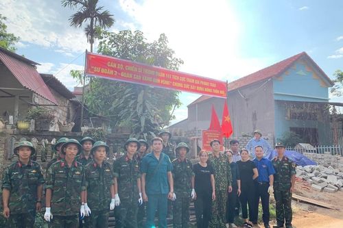 Cán bộ, chiến sĩ Trung đoàn 141 giúp dân xây dựng nông thôn mới