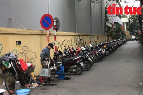 Tràn lan vi phạm trật tự đô thị trước cổng Học viện Cán bộ quản lý xây dựng và đô thị