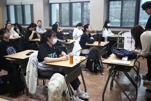 Học sinh Hàn Quốc khởi kiện giám thị vì thu bài thi sớm 90 giây
