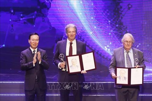 Giải thưởng Chính của VinFuture 2023: Phát minh về pin mặt trời và lưu trữ bằng pin Lithium-ion
