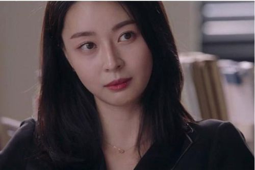 Làm sao để vợ có thể thôi 'ám ảnh' về người yêu cũ của chồng?