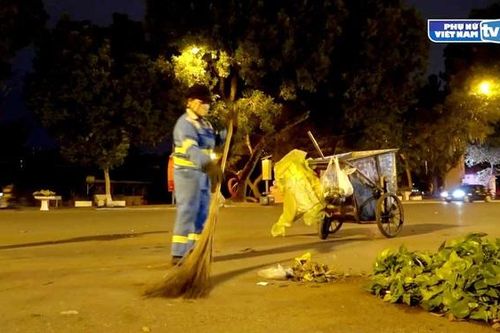 Đêm Hà Nội 12 độ C, lao động nữ mưu sinh trong giá lạnh thấu xương