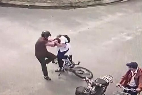 Vụ người bố đánh bạn của con trai nhập viện: Hành vi phản giáo dục, rất đáng lên án