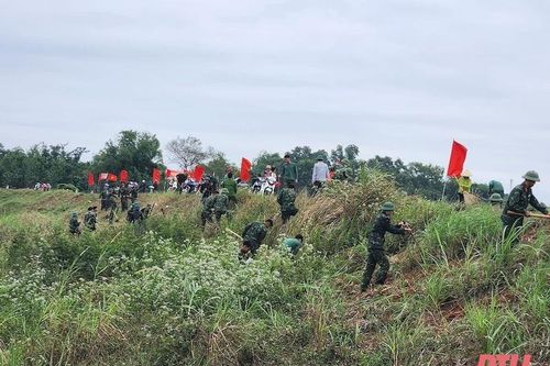 Trung đoàn 762 hành quân dã ngoại làm công tác dân vận