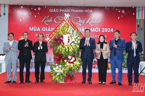 Phó Bí thư Tỉnh ủy Trịnh Tuấn Sinh thăm, chúc mừng Tòa Giám mục Thanh Hóa nhân Lễ Giáng sinh năm 2023