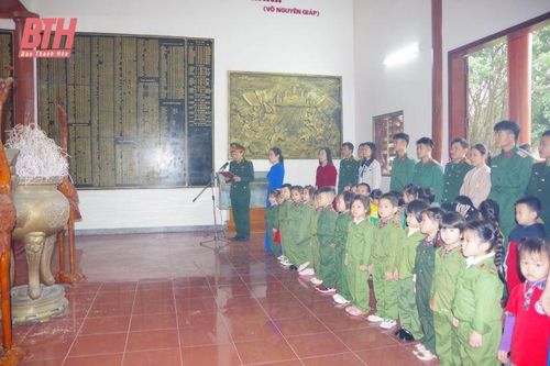 Gần 300 học sinh tham quan, trải nghiệm tại Sư đoàn 341