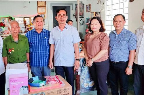 Trao 2 căn nhà Tình nghĩa cho người có công với cách mạng ở Phú Tân