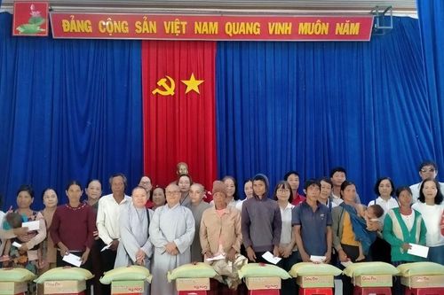 Tặng 200 suất quà cho đồng bào nghèo, khó khăn xã Ayun