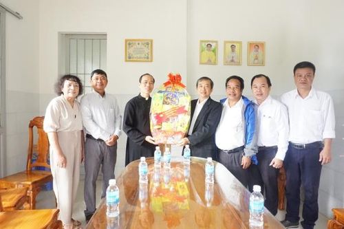 Lãnh đạo Ủy ban MTTQ tỉnh thăm, chúc mừng các cơ sở tôn giáo tại Khánh Sơn và Cam Ranh nhân Lễ Giáng sinh