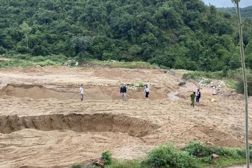 Lực lượng chức năng huyện Cam Lâm kiểm tra thực địa sau bài viết 'Tan hoang núi Lục Đại'