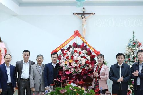 Phó Chủ tịch UBND tỉnh Giàng Thị Dung thăm, chúc mừng Giáo xứ, Giáo họ trên địa bàn thành phố Lào Cai nhân dịp Lễ Giáng sinh
