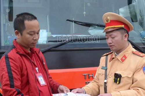 Cảnh sát giao thông tuyên truyền cảnh báo an toàn cho lái xe khi đi đường sương mù tại thị xã Sa Pa