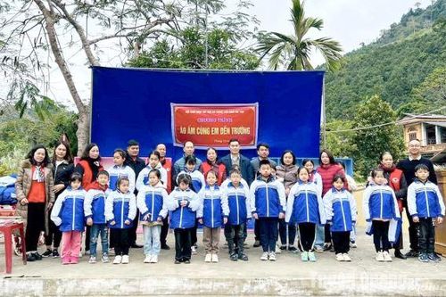 Trên 40 triệu đồng tặng quà cho học sinh xã Trung Sơn