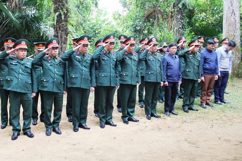 Đoàn công tác của Cục Chính trị về nguồn, hỗ trợ xây dựng Nhà tình nghĩa tại Định Hóa