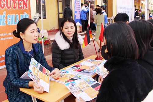 Phú Bình: Trên 900 học sinh tham gia Ngày hội việc làm