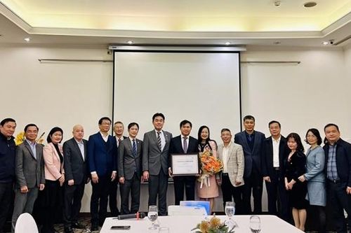 Nguyên Thứ trưởng Bộ Xây dựng Lê Quang Hùng nhận Kỷ niệm chương cống hiến của JICA