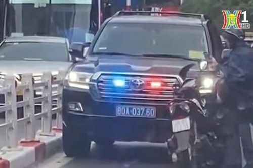 Liều lĩnh chặn đầu xe công vụ