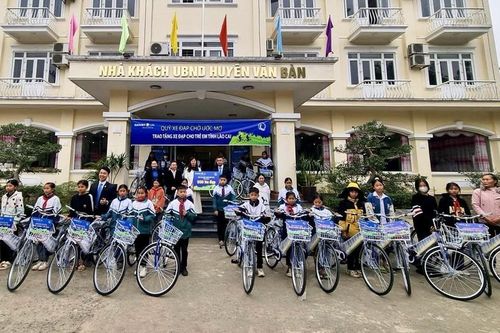 Bảo Việt nhân thọ tặng 30 xe đạp cho học sinh vượt khó hiếu học ở vùng sâu Lào Cai