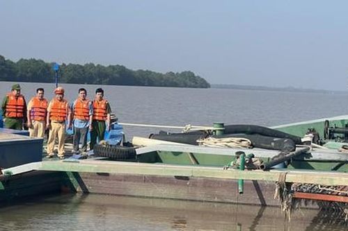 Vây bắt 8 phương tiện cùng 22 đối tượng khai thác cát trái phép trên sông Tiền