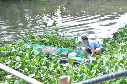 Giận chồng, vợ bỏ con sơ sinh vào hộp nhựa thả xuống sông dẫn đến tử vong