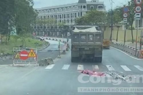 Xe ben cán nát xe đạp, người đàn ông mặc áo công trình xây dựng tử vong