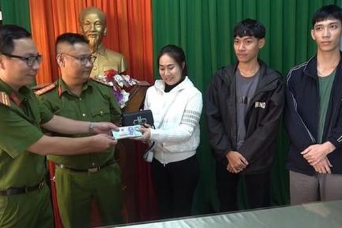 Người dân trả lại 360 triệu đồng do nhặt được và chuyển khoản nhầm