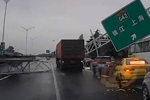 Tài xế quên hạ thùng, xe tải tông sập trụ biển báo