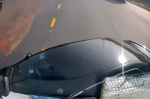 Chạy cắt mặt xe tải, ô tô con bị tông xoay ngang đường