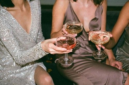 Cô gái tử vong sau khi uống rượu giải sầu, 3 bạn nhậu bị kiện, phải bồi thường