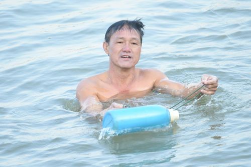 Người Hà Nội ra sông Hồng tắm giữa thời tiết 12 độ C