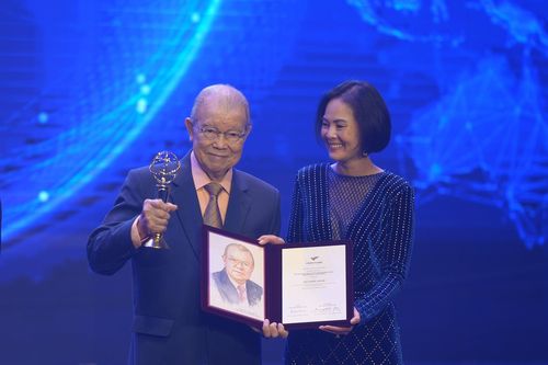 GS Võ Tòng Xuân - người Việt đầu tiên giành giải thưởng VinFuture